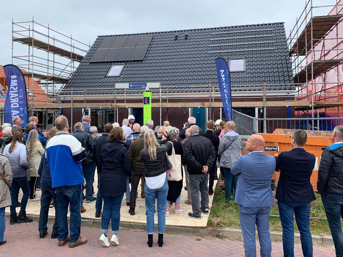 Feestelijke rondgang met toekomstige bewoners en de bouwers langs de vier projecten van <a href="/WMarenland/">Woongroep Marenland</a> in Appingedam. Fase 1 van 233 aardbevingsbestendige woningen. <a href="/DijkstraDraisma/">Bouwgroep Dijkstra Draisma</a> <a href="/VMEZArchitecten/">Van Manen en Zwart</a>