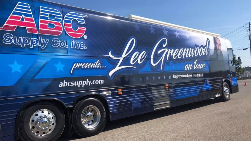 Look who’s here❤️💙 Yes, Lee Greenwood will be performing a free concert TONIGHT at 7:30 pm at the Welcome Home Veterans Celebration @BeachavenWine. The Six String Soldiers Concert will open the evening at 6:00 pm.bit.ly/2LD4s6R