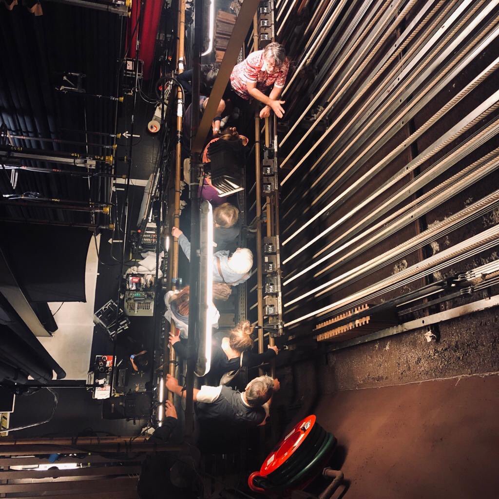 #JEP2019 Xavier notre régisseur général a fait parcourir les coulisses du théâtre à nos visiteurs et à tous les étages ! Ils ont même pu découvrir certains costumes et éléments de décor du prochain spectacle du @CREAAULNAY