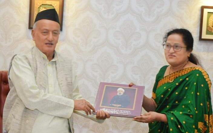 ShedmakeDr's tweet photo. Hon'ble Prof.Shashikala wanjari Madam Vice Chancellor SNDT women's University, Mumbai meet to  Hon’ble  Governor and Chancellor of Maharashtra Public Universities on 20 th September 2019.  Congratulations to Hon'ble  Madam VC https://t.co/yal23ejGDM