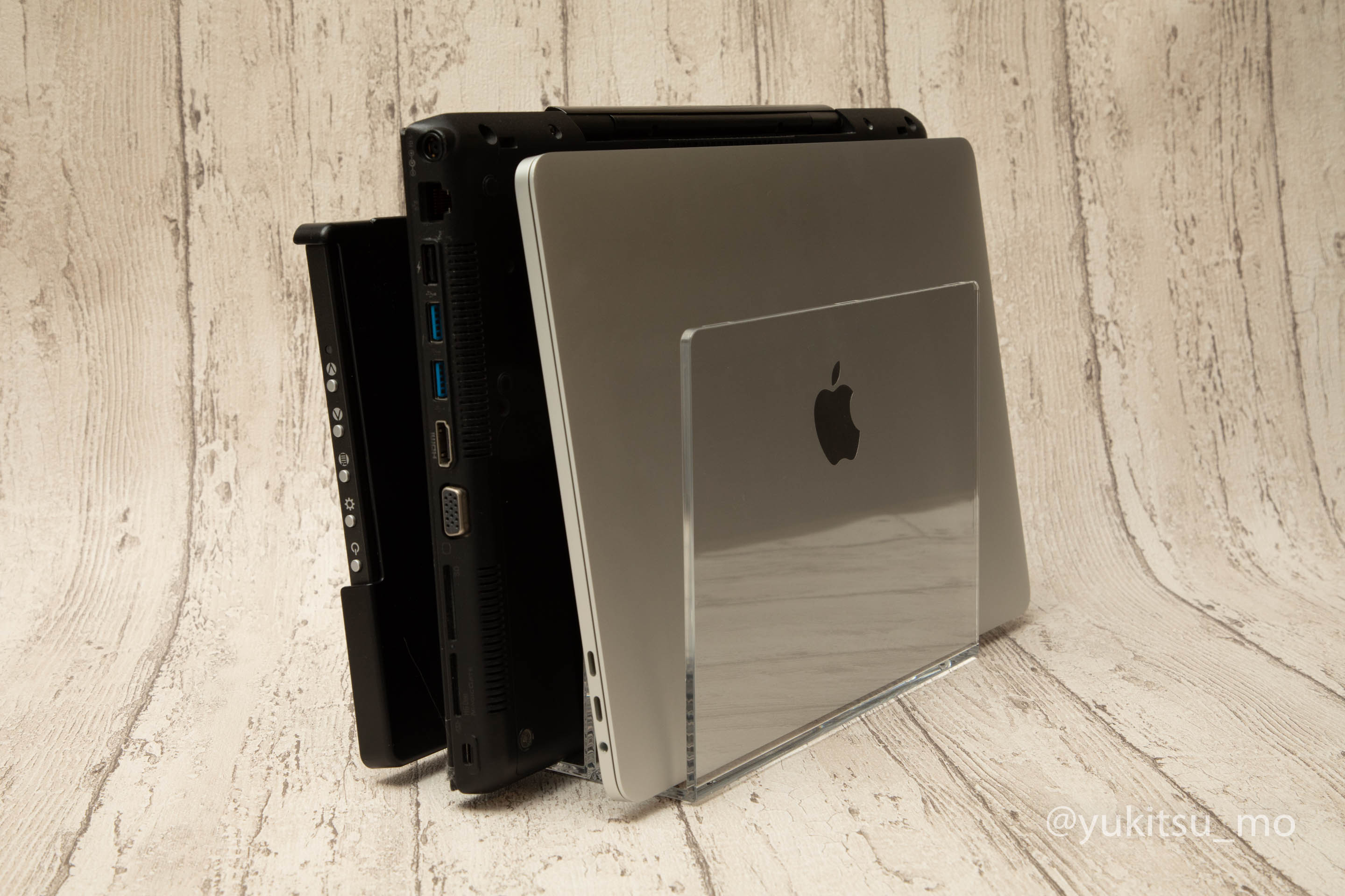 ゆきつ 無印良品のアクリル仕切りスタンド 縦置きノートpcスタンドとして控えめに言って有能すぎる これで1190円 ヤバすぎ 最強の縦置きノートpc収納スタンドを発見 無印良品 アクリル仕切りスタンド T Co Y8oaycbj2a T Co