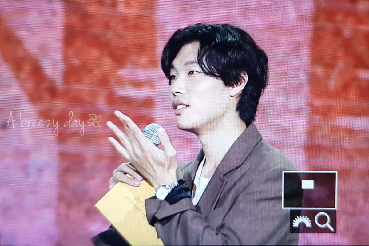 190921 #류준열 #생일팬미팅 프리뷰
혼자 여유있고 센스있게  진행 다 하면서 행복해보이는 류준열 보니 덩달아 행복했고요😊💕