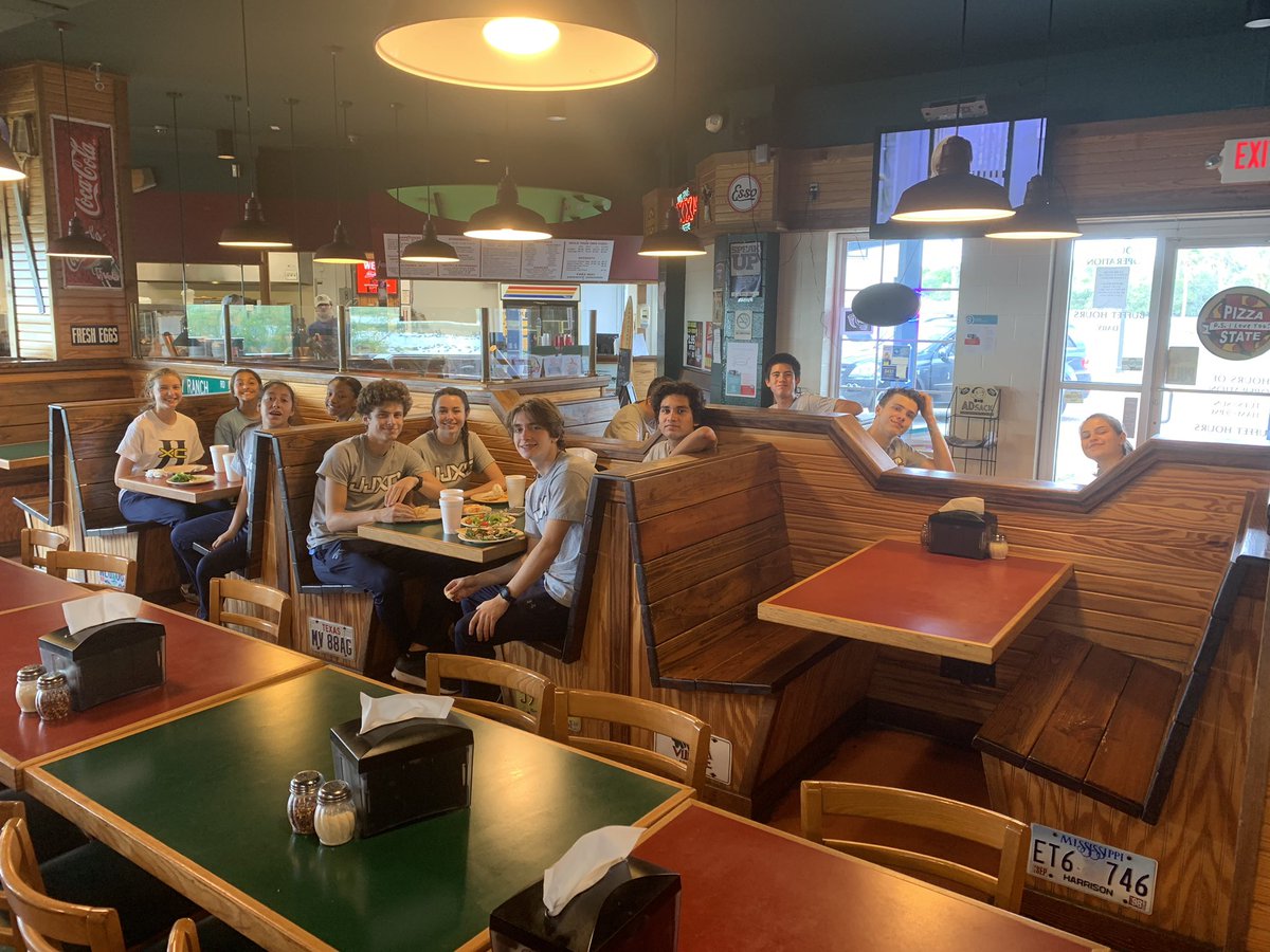 ctjohnsonXC's tweet photo. Thanks to Pizza State for taking care us after racing st Islander Splash #johnsonxc #pizzastate #gojags https://t.co/d9XvJveE39