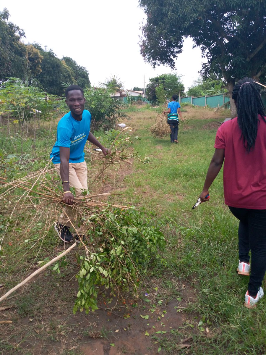 YCHiveKNUST's tweet photo. YAFO-KNUST volunteers to clean-up and paint the Community Special Vocational School at Kotei-Deduako, Kumasi.
#NVDAY19 #Volunteeringh #yafo-knust #Adehyeeleo #Rotaryclub #LeadingladiesNetwork #InitiativeforSocialChange https://t.co/W4BHGilYUj