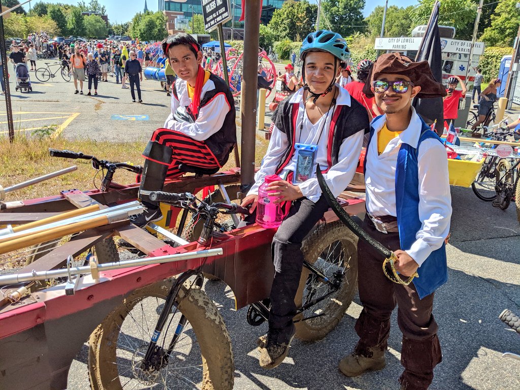 YDOlawrence's tweet photo. Pirates of the Merrimack Valley are thru the mud pit ... Let's go float!! #LKSR @lowell_kinetic #ydoSTEM https://t.co/JvT7rea9Rq