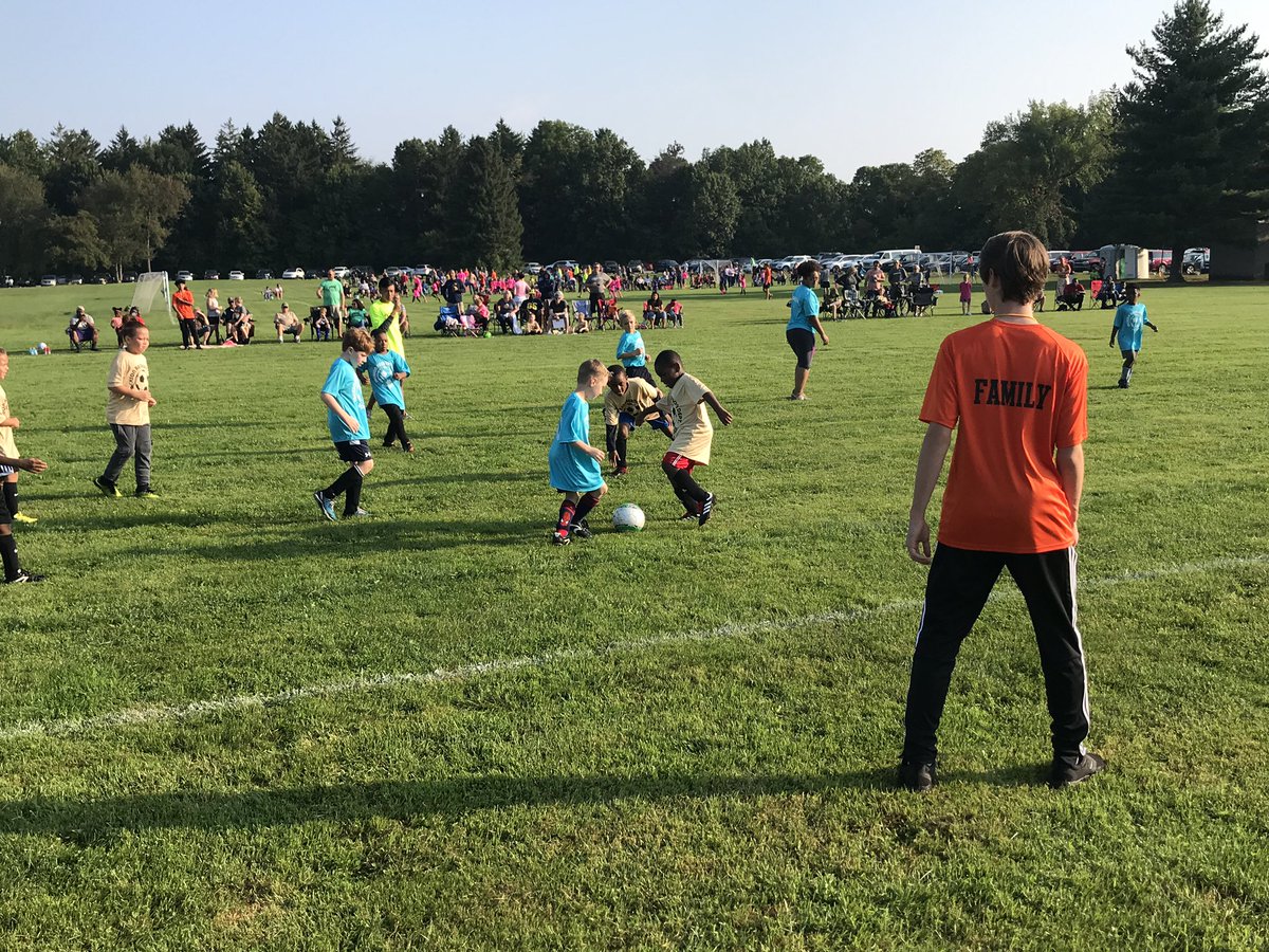JacksonBSoccer's tweet photo. Great opportunity for our players to give back to the community today. Great job assisting the parks department this morning. Keep it up Vikings!! ⚽️🧡🖤 https://t.co/GkMGGzDgDi