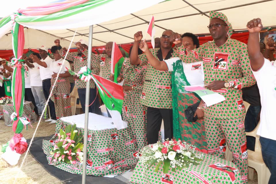 CnddFdd's tweet photo. Inauguration ce samedi de la Permanence du Parti @CnddFdd en commune MugongoManga (@BujumburaProv).Les cérémonies ont été rehaussées par le Secrétaire Général du Parti accompagné par le Secrétaire National @Anastase_Mani.Forte mobilisation et acceuil chaleureux des Bagumyabanga https://t.co/WgsB5OXLYc