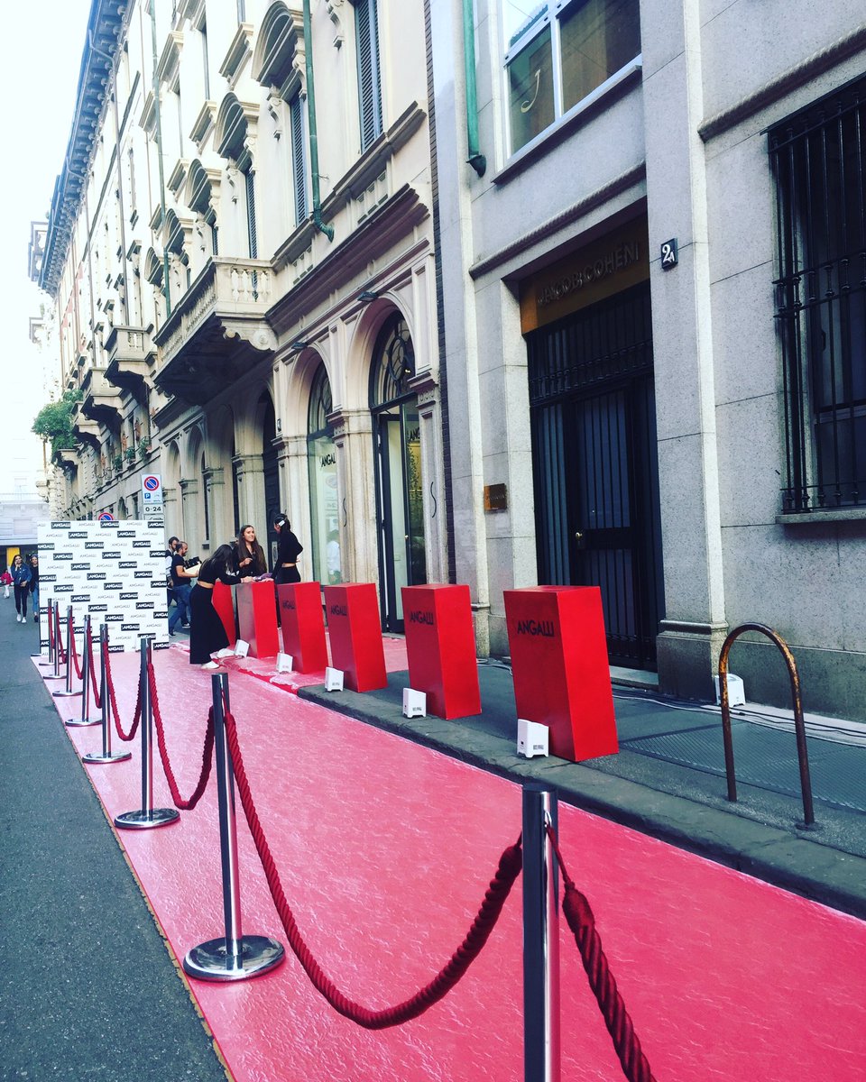 Melanie_Payge's tweet photo. Almost showtime ✨
#mfw #sangalli #milano #milanostyle #fashion #fashionista #fashionweekmilan #moda #stylist @melaniepayge https://t.co/bYTAX2DqcE