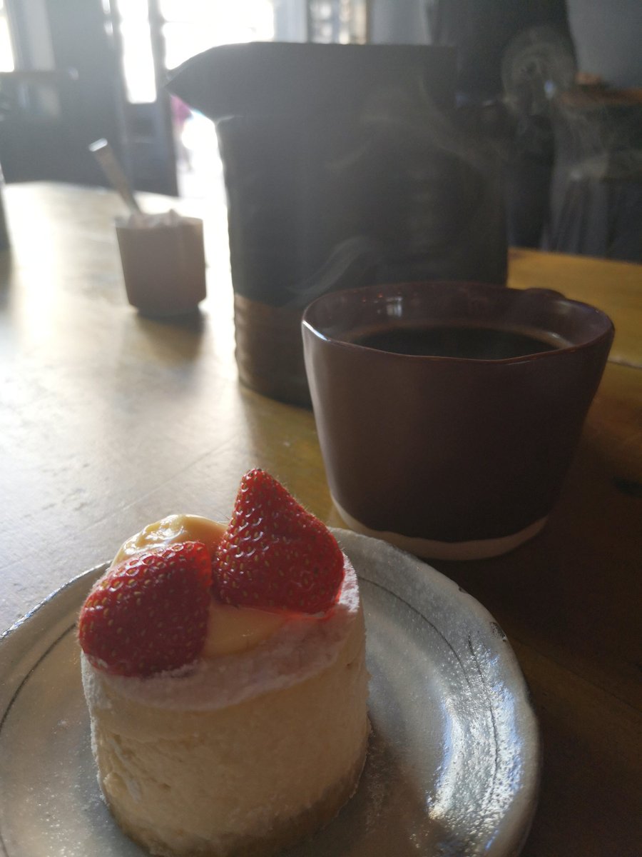 Coffee &amp; cheesecake in the sunshine.
#SaturdayMorning #coffeetime <a href="/FigbarNorwich/">Figbar Norwich</a>