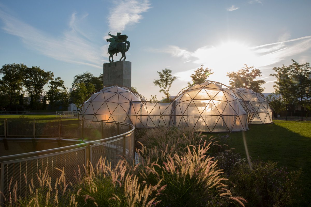 WHO's tweet photo. @GretaThunberg @UN @DrTedros @DrMariaNeira @antonioguterres @naokoy21 The WHO Pollution Pods form an art installation that recreates #AirPollution experienced daily by millions, representing a major public health issue. 

Save lives, cut carbon emissions, clean our air: https://t.co/bmBqCfjynH

It's time to #BreatheLife everywhere! https://t.co/yymEPZGeyv