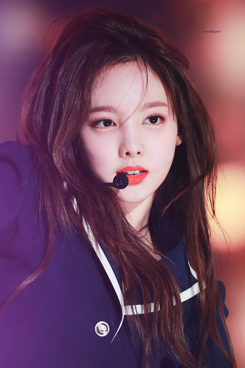 улыбка наен твайс.