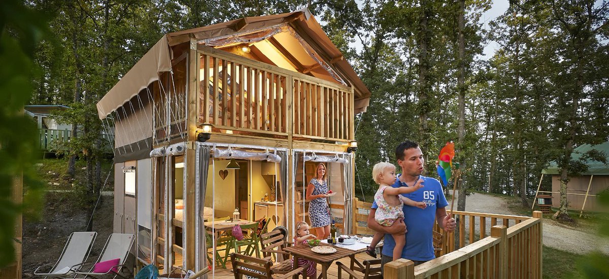 SelectcampES's tweet image. Airlodge Select🌬con 2 habitaciones: un alojamiento de camping especial👍con @SelectcampES. Los niños duermen en la planta baja en un rincón acogedor y los padres en una bonita cama doble en el primer piso - ¡desde donde pueden ver el cielo estrellado✨!
selectcamp.com/es/alojamiento…