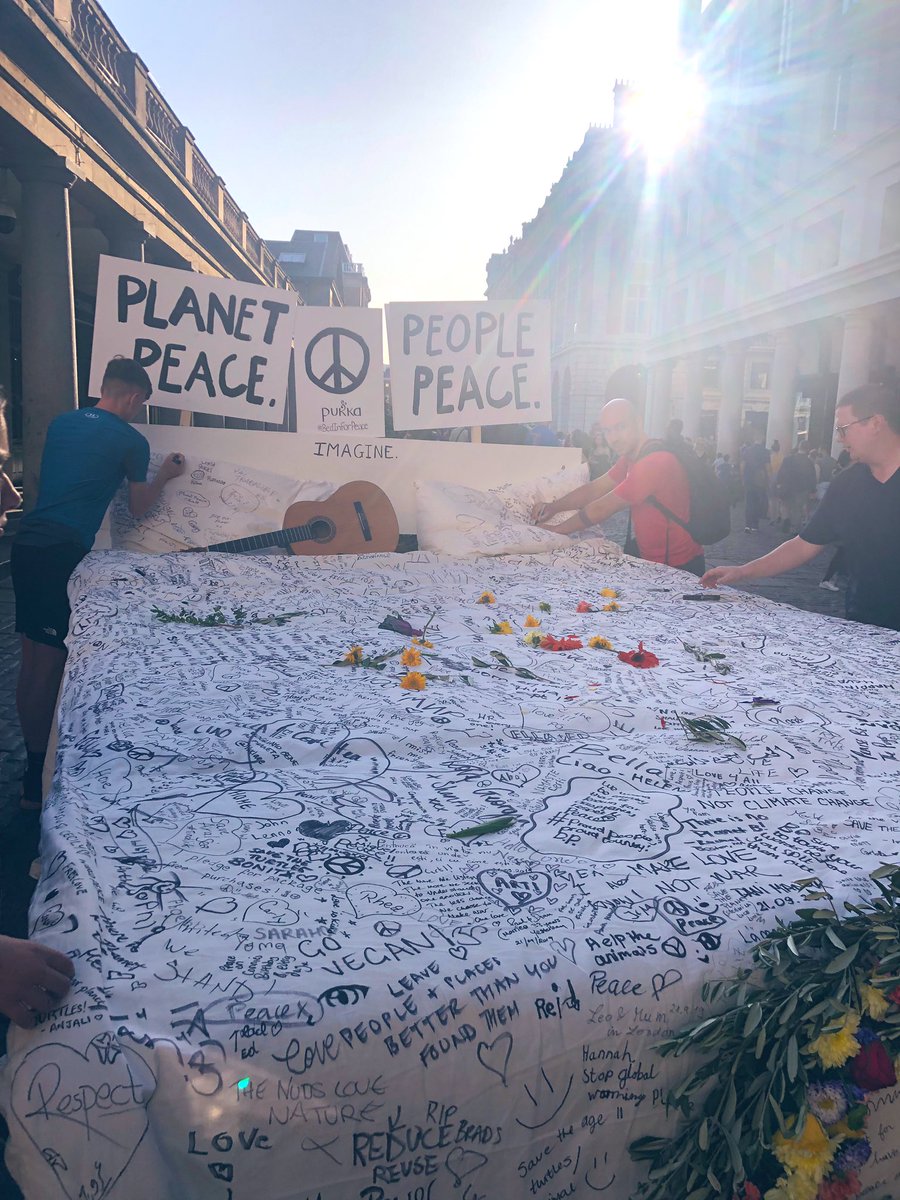 EPearce7's tweet photo. Incredibly powerful day in Covent Garden with @Pukkaherbs as loads of people made their own peace pledge to the planet to celebrate #InternationalDayOfPeace 🌍💚 #ClimateAction #BedInForPeace https://t.co/lSHvyJtHY5