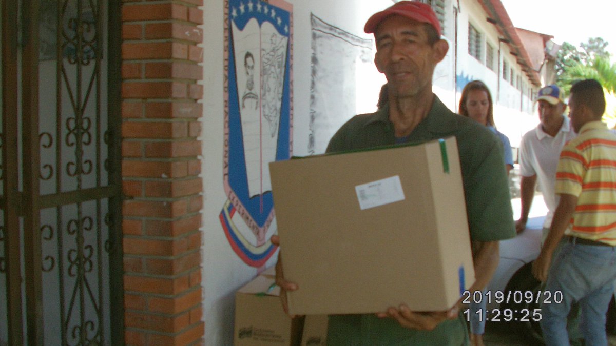 NoticiasunefaP's tweet photo. #20SEP19. Personal docente, administrativo y obreros de #SedeGuanare #NucleoPortuguesa, reciben el beneficio de alimentación CLAP. #UnefanbEnMarcha.  @Unefa_ve @Angiolillofp @UnefaVrrlosllanos @Unefavad @UNEFA_VASyPC @unefavdi @Ocrumat @unefavdi @unefavac @LuisFuentes5530 https://t.co/WY1SXU5pLB