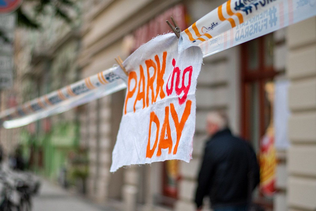 Radkultur_MD's tweet photo. Zum 5. Mal fand gestern der Internationale #ParkingDay in #Magdeburg statt. Gemeinsam mit anderen Initiativen und tollen WGs waren auch wir dabei und haben gezeigt, wie viel Raum wir für Autos opfern und was man sonst noch so Tolles in unseren Straßen machen könnten. https://t.co/qn2Sqn8w7p
