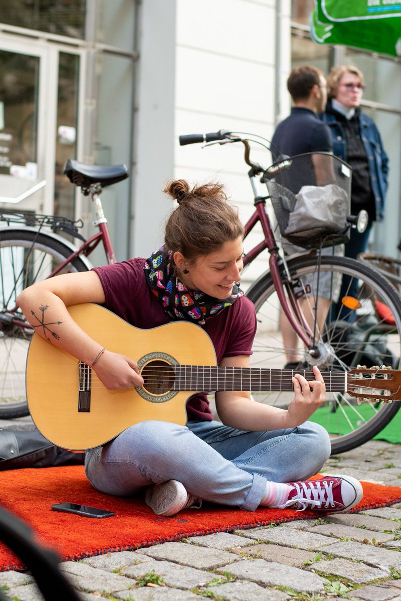 Radkultur_MD's tweet photo. Zum 5. Mal fand gestern der Internationale #ParkingDay in #Magdeburg statt. Gemeinsam mit anderen Initiativen und tollen WGs waren auch wir dabei und haben gezeigt, wie viel Raum wir für Autos opfern und was man sonst noch so Tolles in unseren Straßen machen könnten. https://t.co/qn2Sqn8w7p