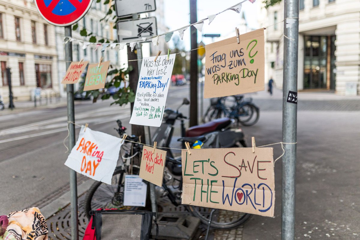 Radkultur_MD's tweet photo. Zum 5. Mal fand gestern der Internationale #ParkingDay in #Magdeburg statt. Gemeinsam mit anderen Initiativen und tollen WGs waren auch wir dabei und haben gezeigt, wie viel Raum wir für Autos opfern und was man sonst noch so Tolles in unseren Straßen machen könnten. https://t.co/qn2Sqn8w7p