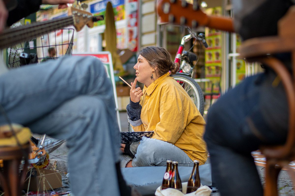 Radkultur_MD's tweet photo. Zum 5. Mal fand gestern der Internationale #ParkingDay in #Magdeburg statt. Gemeinsam mit anderen Initiativen und tollen WGs waren auch wir dabei und haben gezeigt, wie viel Raum wir für Autos opfern und was man sonst noch so Tolles in unseren Straßen machen könnten. https://t.co/qn2Sqn8w7p