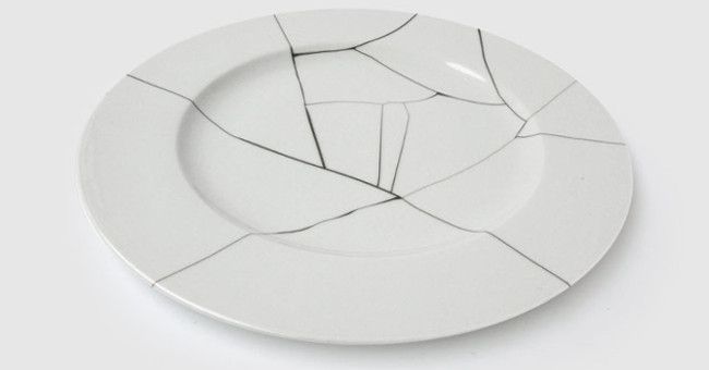 Осколки тарелка. Разбитая тарелка. Тарелка с трещиной. Разбитая посуда. Посуда с трещинами.