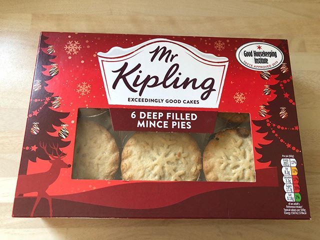 🤔 Ok, I have been moaning about Christmas stuff being in the stores too early... BUT I have just bought my first (my box, not to share!) box of @mrkiplingcakes #MincePies 🤔 So I’m officially part of the problem, not part of the solution 🤣

#Christmas… ift.tt/2QphCcf
