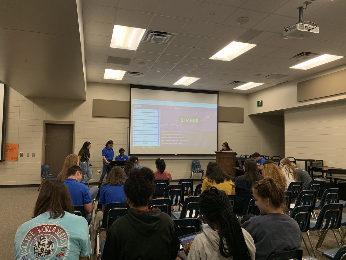 KleinOakSATprep's tweet photo. Bootcamp session #2 complete! Two of our Oak ambassadors worked alongside KF, KC, KCain, &amp; Klein to share their presentations this morning! @ImeeElizabeth @KleinOak https://t.co/pCK2fJVm0T