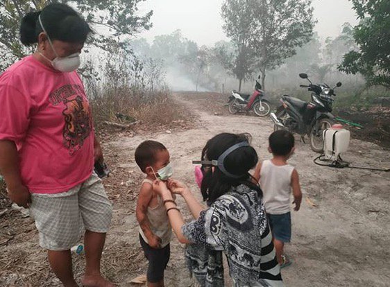 act2give's tweet photo. (21/9) Di daerah yang diliputi kabut asap itu, seorang ibu tinggal bersama anak laki-lakinya yang berusia enam tahun untuk melindungi satu-satunya harta yang dimilikinya - rumah mereka, dan ternak mereka. Dia terlalu takut untuk meninggalkan rumahnya. #HazeRelief #Act2Give https://t.co/bosxJkB4Mb