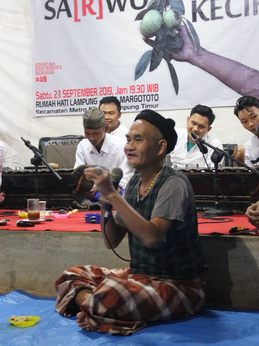 MaiyahAmbengan's tweet photo. Jangan pernah kita mengaku besar, karena kita kecil. Akur....Akur... Mbah Junet
#maiyahan
#maiyahambengan
#MaSept https://t.co/bspXXAnMuh
