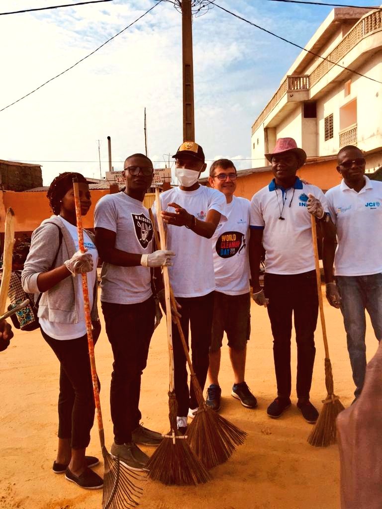 abdoulwaahidou's tweet photo. #WorldCleanday2019
Aux côté du cinquantaine d'organisations de jeunesse de Cotonou, le #RBPMJE (Réseau Béninois du Parlement Mondial de la Jeunesse pour l'Eau) ne sais pas fait compter l'événement. @AloakinnouB @JoseTonato @Benin_retweet @carinealexi @SandrasPainting @229People https://t.co/B8WGZxIzlh