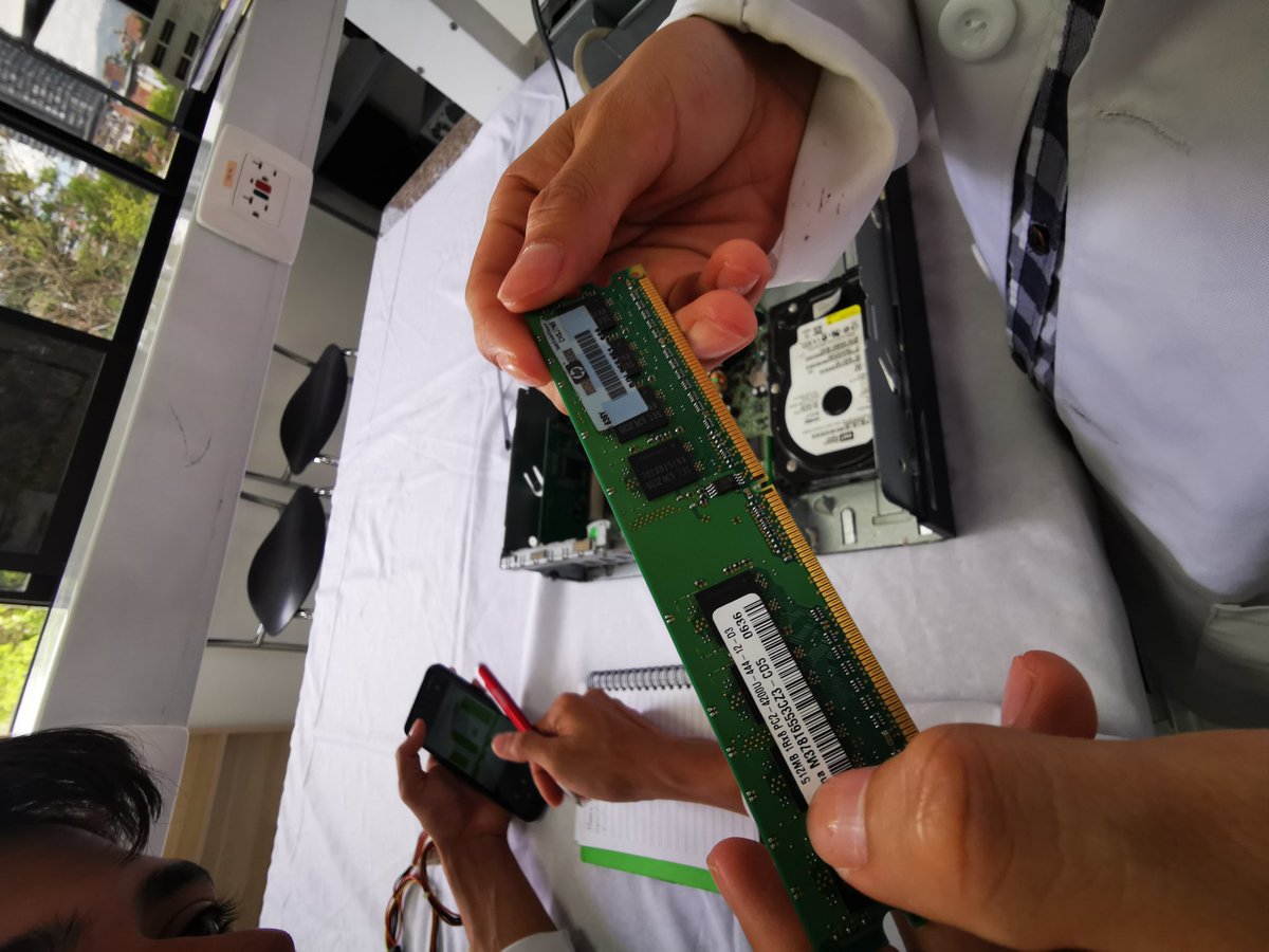 johnfmontes's tweet photo. Cerrando laboratorio 1: reconociendo arquitecturas y tecnologías #ENSAMBLEPC2019 en @unadibague #VIdaUniversitaria @UniversidadUNAD #MásUNADMásPaís 🇨🇴💡⏳ @Alex_AparicioR @jailenecintron @UNAD_Cadena_ETR https://t.co/omMCGTtoMp