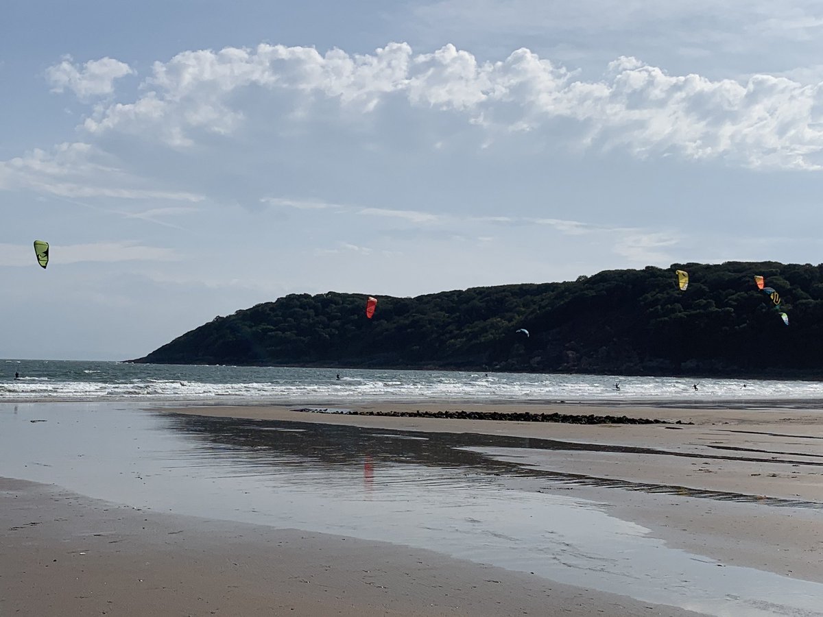 DrCWilliams1's tweet image. Lovely afternoon spent walking and catching up with @profmichlee #OxwichBay #Gower. At one point we decided that we’d quite like to try #kiteboarding - fear not though, I’ve since come to my senses after thinking through the wetsuit requirement 😂