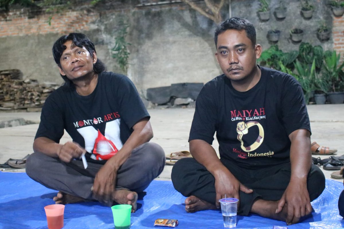 MaiyahAmbengan's tweet photo. Mengakulah kecik, mengakulah kecik, pasti kamu bertemu dengan yang besar. Ao..ao...ao... Mbah Junet
#maiyahan
#maiyahambengan
#MaSept https://t.co/xhDIcKsG9n