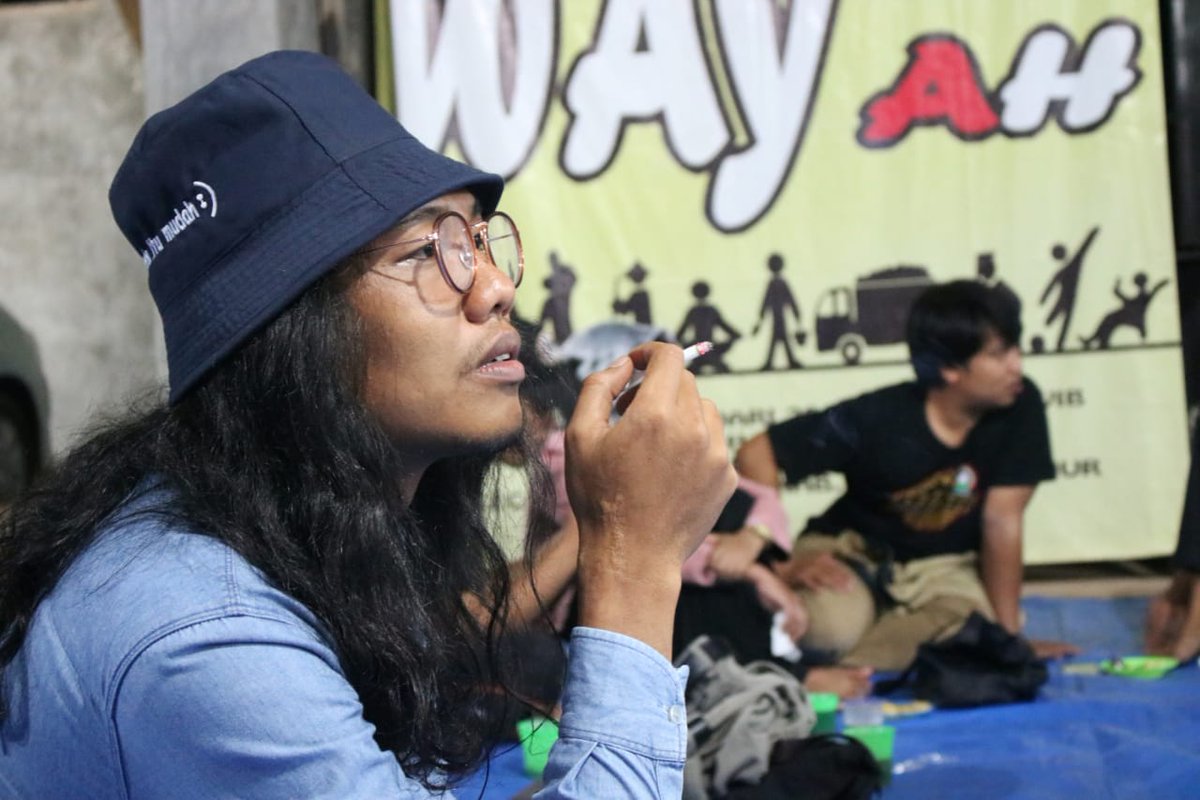 MaiyahAmbengan's tweet photo. Mengakulah kecik, mengakulah kecik, pasti kamu bertemu dengan yang besar. Ao..ao...ao... Mbah Junet
#maiyahan
#maiyahambengan
#MaSept https://t.co/xhDIcKsG9n