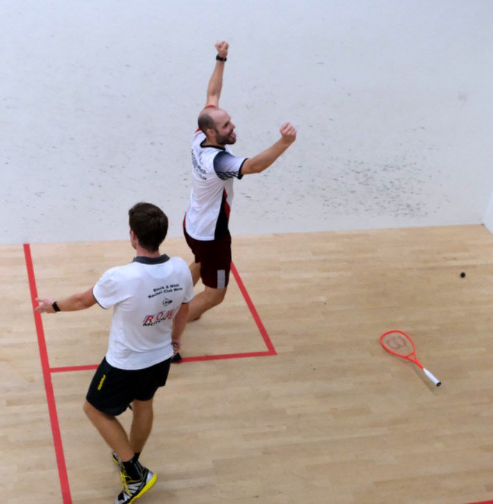EuroClubs2019's tweet photo. It's 3-1 @MuellerNicolas and TEN titles for Paderborn !!!!!!!!!!

Nicolas Mueller 3-1 Greg Lobban       9-11, 11-9, 11-7, 12-10 https://t.co/hG6t77PEkw