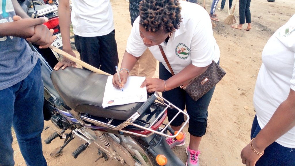 abdoulwaahidou's tweet photo. #Worldcleanday2019
C'est l'embouchure des rails du quartier #Aïbatin de Cotonou qui déjà à 7h du mat, a été pris d'assaut par ces jeunes plus qu'engagés dans l'assaisonnement de leur cadre de vie.
@JoseTonato @eshter0 @SandrasPainting @AloakinnouB @OuneiT @mamaoulfath @ab_benin https://t.co/BNB1OrV6dq