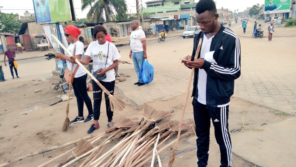 abdoulwaahidou's tweet photo. #Worldcleanday2019
C'est l'embouchure des rails du quartier #Aïbatin de Cotonou qui déjà à 7h du mat, a été pris d'assaut par ces jeunes plus qu'engagés dans l'assaisonnement de leur cadre de vie.
@JoseTonato @eshter0 @SandrasPainting @AloakinnouB @OuneiT @mamaoulfath @ab_benin https://t.co/BNB1OrV6dq
