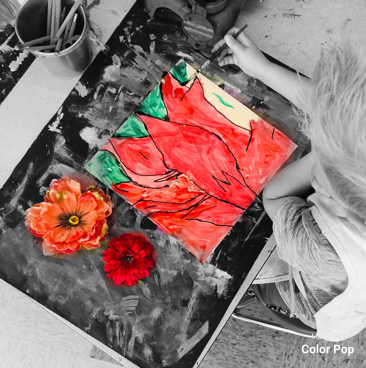 FCE_Art_Studio's tweet photo. 2nd grade is discovering the wonders of nature by observing and painting flowers like Georgia O’Keeffe! #FCEfish #elementaryart #georgiaokeeffe https://t.co/abIWPny8GN