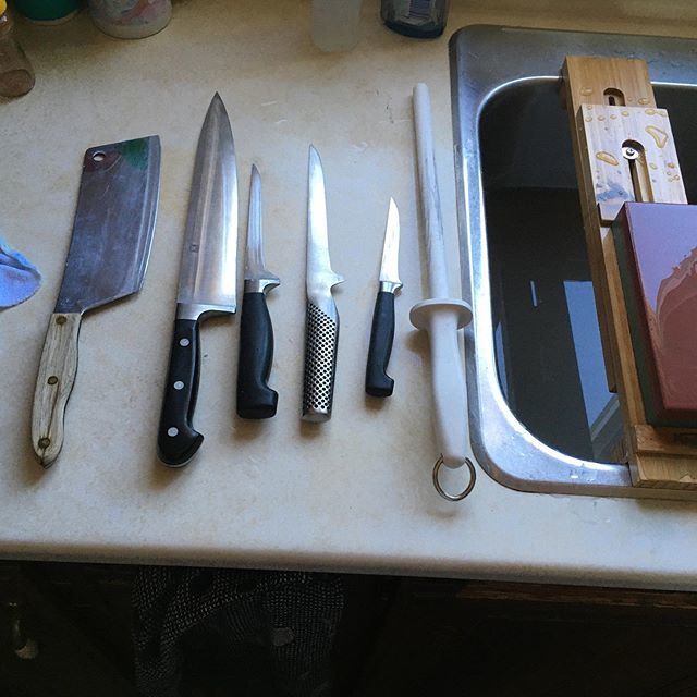 00b7's tweet photo. I recently did a knife sharpening course at @knifewear Ottawa. Alex, my teacher, was great and showed me some great techniques in his to properly sharpen. Here is my home setup with me whetstone holder. Works great! https://t.co/8eLf5VKpeV https://t.co/CrcQo9Aiat