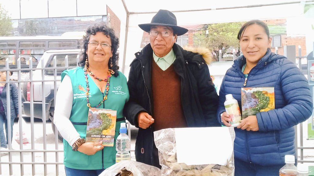 descolonizando's tweet photo. #AHORA. #MinCulturasBolivia | Hoy sábado 21 de septiembre, en los predios de la Estación Central de Mi Teleférico, Linea Rojo,  Descolonización participa  de la Feria Binacional de Medicina Ancestral - Tradicional e Internacional Ecuador - Bolivia. https://t.co/jiI6jxNEHm