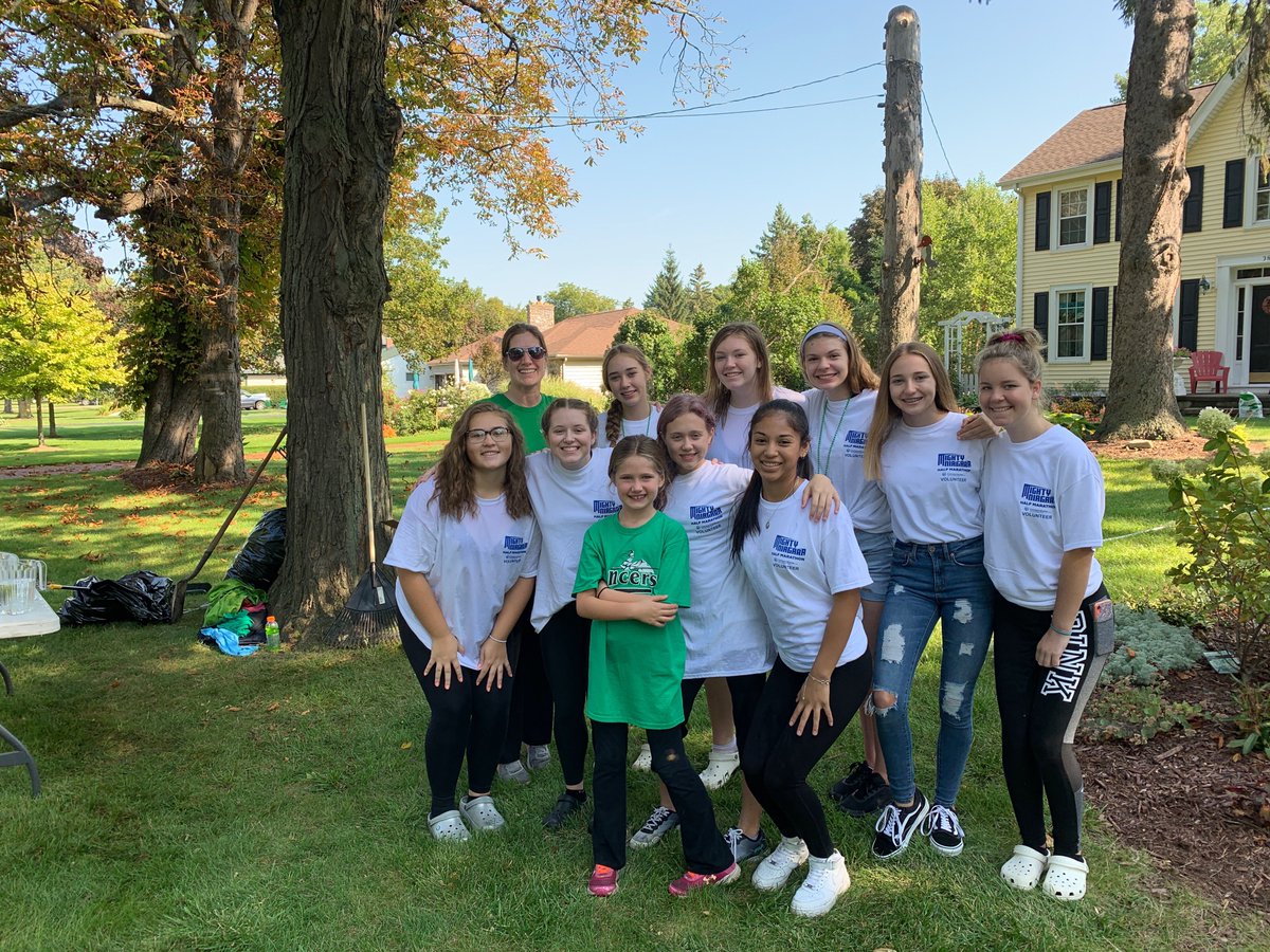 Our Lady Lancer Volleyball Team Volunteering for the Mighty Niagara Run!! Always good to give back!💚
