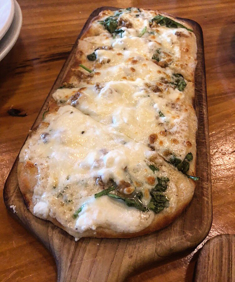 Take a bite into creamy, garlicky, and cheesy goodness! Our Bianca flatbread is an explosion of flavor in every bite! #morethanjustpasta
.
.
.
#spoleto #delicious #flatbread #garlic #cheese #cheesy #ricotta #mozzarella #yum #yummy #tasty #fresh #food #foods #foodporn #foodie
