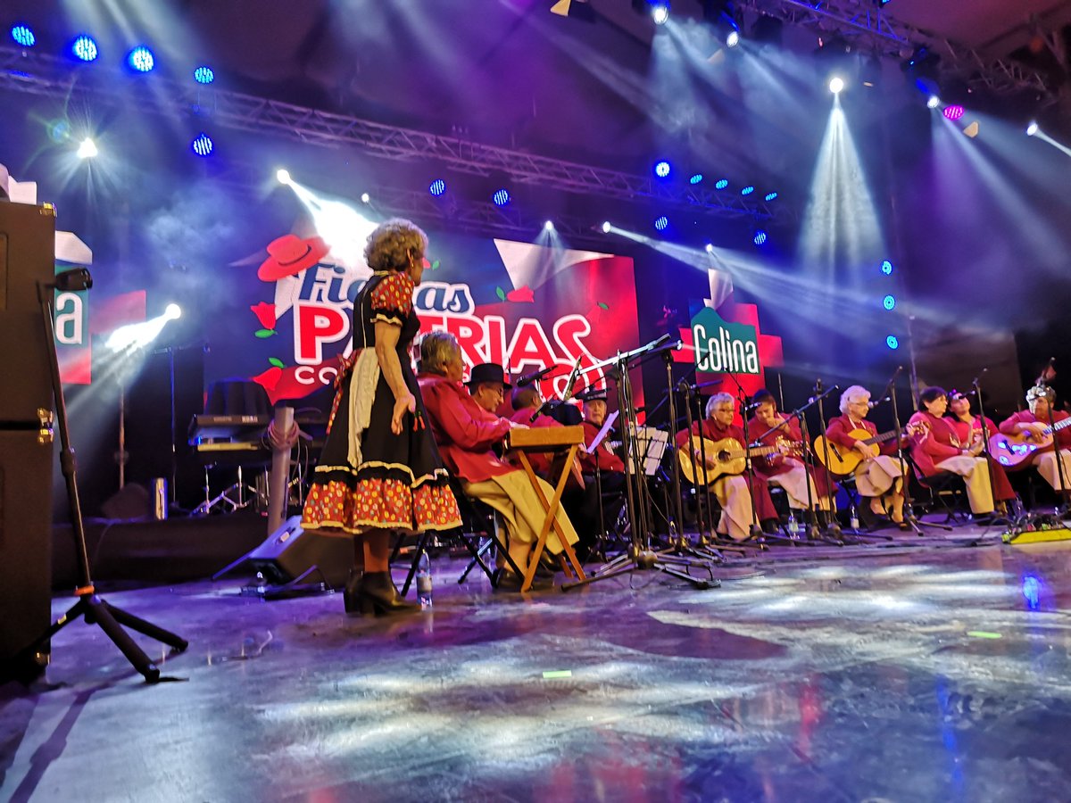 MuniColina's tweet photo. En la carpa principal de las #FiestasPatriasEnColina se presenta, en el horario de almuerzo, la agrupación de personas mayores #LosAñosFelices. Luego se presenta también la alegría de #FusionMusical. #TierraDeTradiciones @mario_olavarria https://t.co/075sfL0t3E