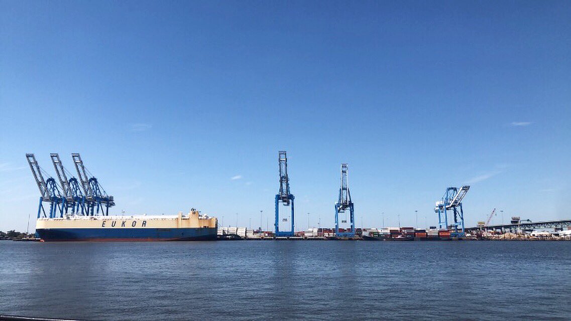 PhilaPort's tweet photo. Last post of this view of the Packer Ave riverfront!
The #ZhenHua26 will begin it’s journey up river this evening, passing under the #DelawareMemorialBridge approx. 1:00 A.M. (https://t.co/5ZcIrjF8cO)
The fifth & final of the #PhilaPortCranes is due @ PAMT around 5:00 A.M. https://t.co/N9ww0dRY8X