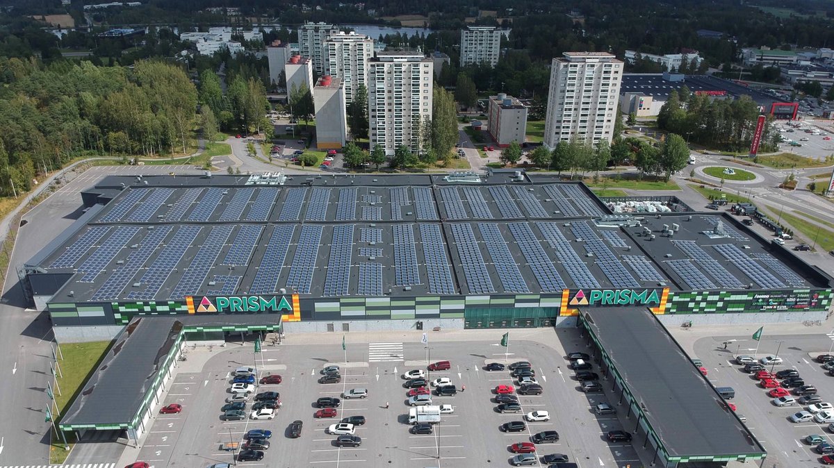 TaaviHeikkila's tweet photo. Tältä näyttää Prisman katto Imatralla: 3300 aurinkopaneelia. Hyvä esimerkki teosta pienemmän hiilijalanjäljen puolesta. Hienoa, @EeKoo! #paraspaikkaelää #nollapäästöpäivä https://t.co/xZ75HLhi78