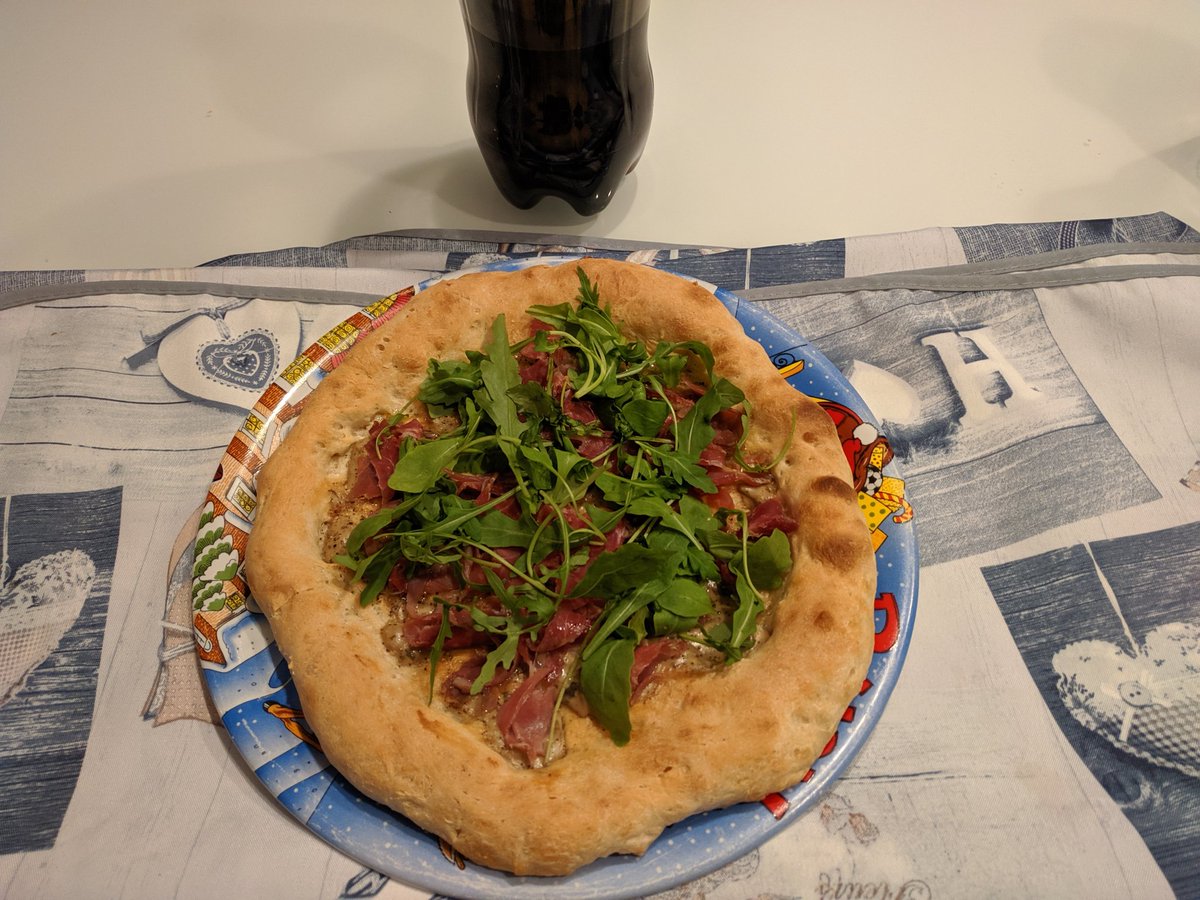 Noninfluente's tweet photo. Sabato pizza. #prederby #MilanInter https://t.co/drdyFXTzxG