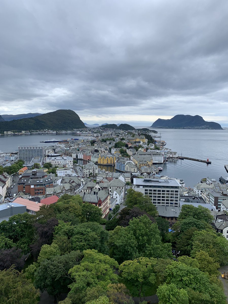 thomrosenhagen's tweet photo. Geniale Aussichten von #Aksla auf #Alesund https://t.co/fOvkb5ZCKe
