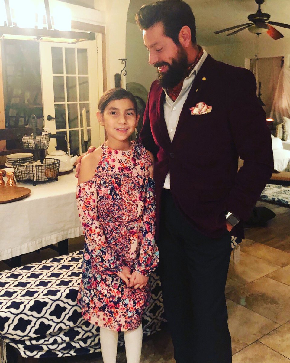 g_modo80's tweet photo. Meanwhile. Pétalos de mi esencia #👨‍👧 https://t.co/VJCaswrkUm