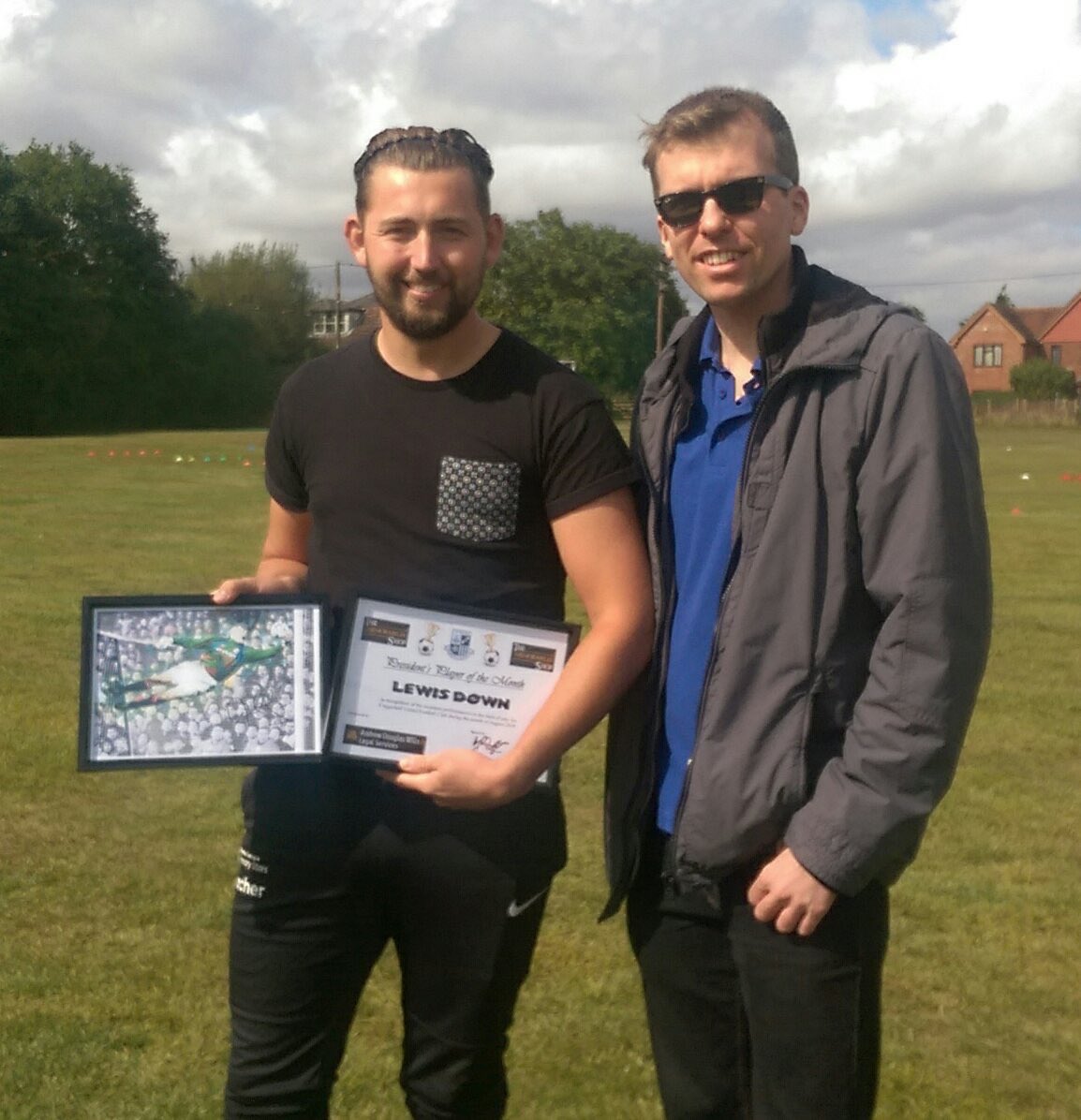 lewisd_94's tweet photo. Fantastic result today for @Coggeshallutdfc good to get the 3pts and a clean sheet in the league! Thank you to all the supporters who voted for me as August #POTM and to @ADouglasWills for voting me Presidents #POTM Big thanks to @samvidler_94 for being my player sponsor⚽️💪🏼🧤🏆 https://t.co/99VtSObmWr