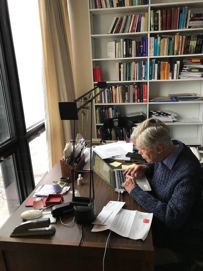 Filosofiamedica's tweet photo. ¡Felices 100 años maestro Mario Bunge! Gracias por sus enseñanzas, su generosidad y su ejemplo permanente. https://t.co/HzaumPtDvh
