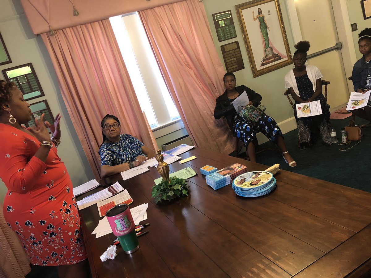 kmclay's tweet photo. Emily Post would be proud!
GLAM Workshop with Fashionetta™️ contestants💕💚 #Fashionetta #PEARLSofExcellence https://t.co/rcokhzUCNE