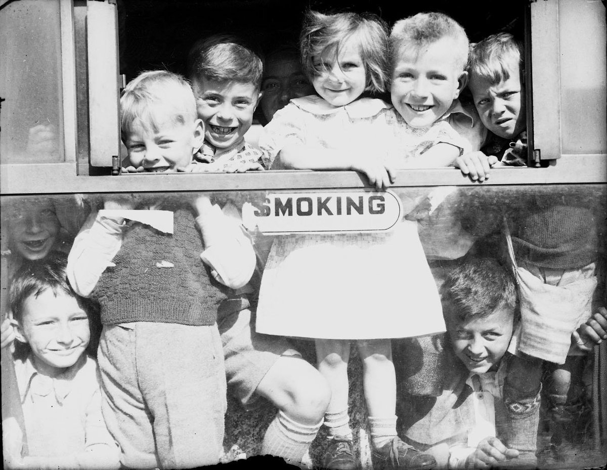 From the archive: evacuees at #Plymouth railway station, leaving for Cornwall in September 1941. Just look at those lovely faces 🧒